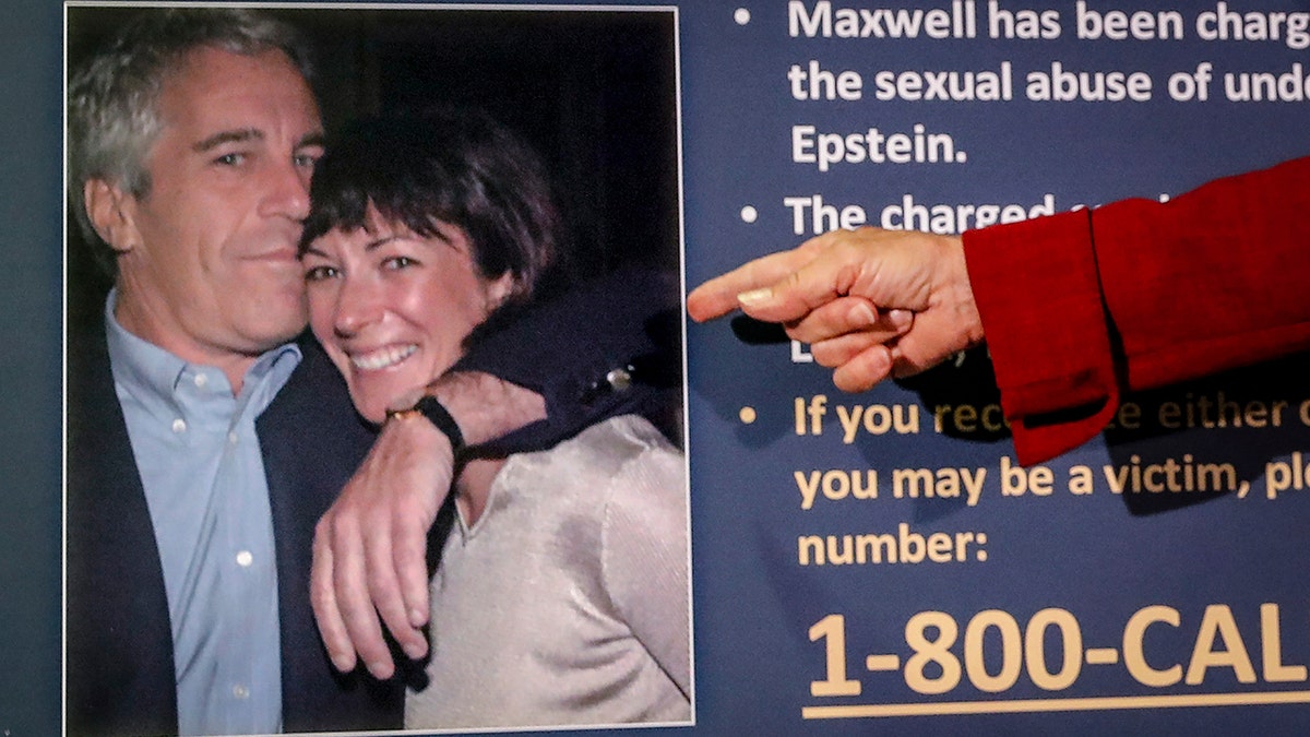 Savezni tužitelji ukazuju na fotografiju Epsteina i Maxwella