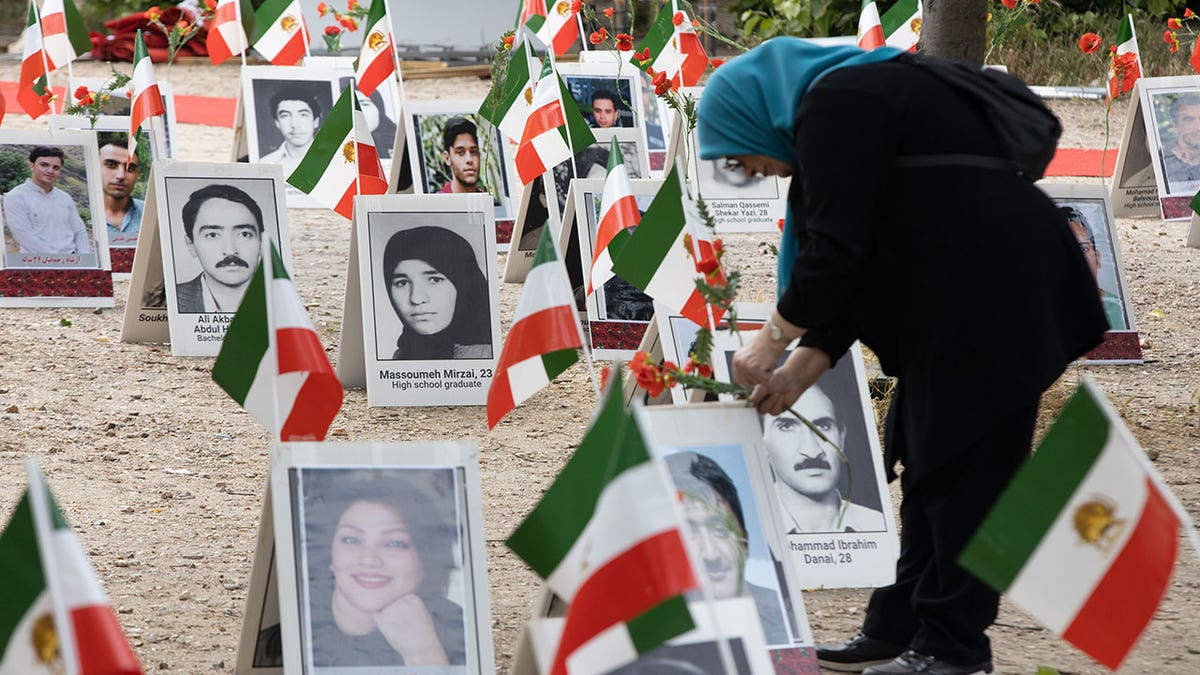 Žena tuguje na mjestu u čast onima koje je izvršio Iran.