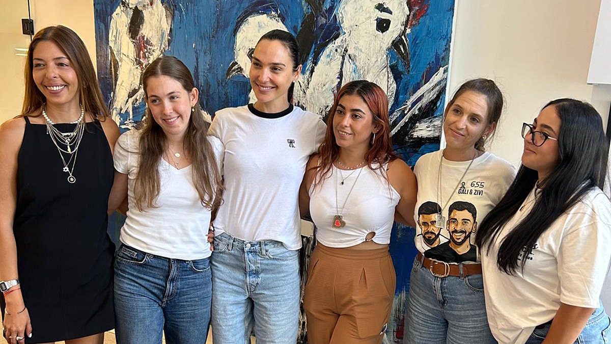 Gal Gadot stoji s bivšim Hamasovim taocima tijekom posjeta Izraelu