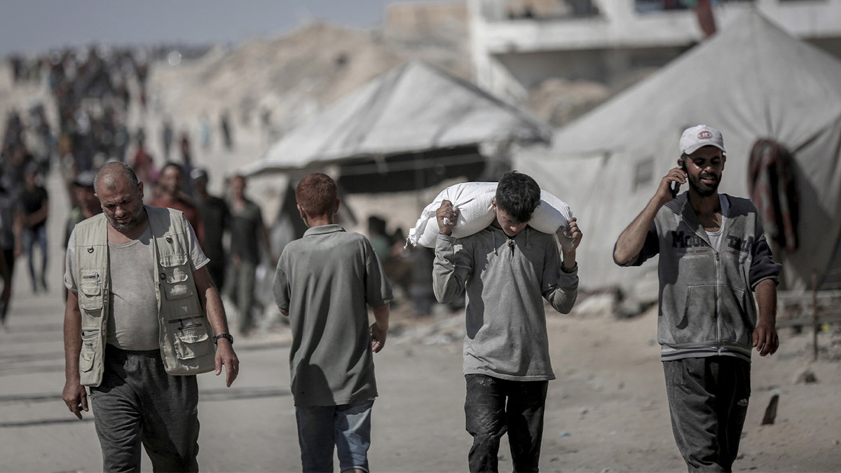 Palestinci koji prikupljaju pomoć u Gazi
