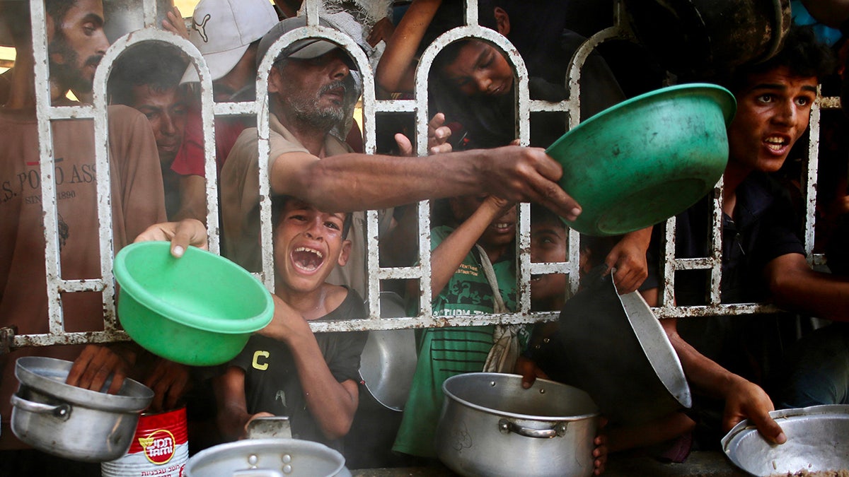 Palestinci se slažu kako bi primili obrok u Gazi