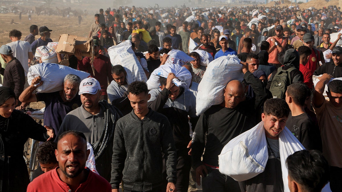 Palestinci nose pomoć iz humanitarne zaklade u Gazi