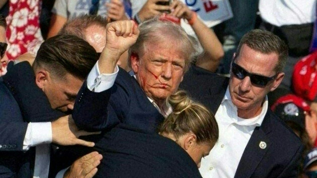 Predsjednik Donald Trump okružen je tajnom službom nakon što je upucan u Butler, Pennsylvania.