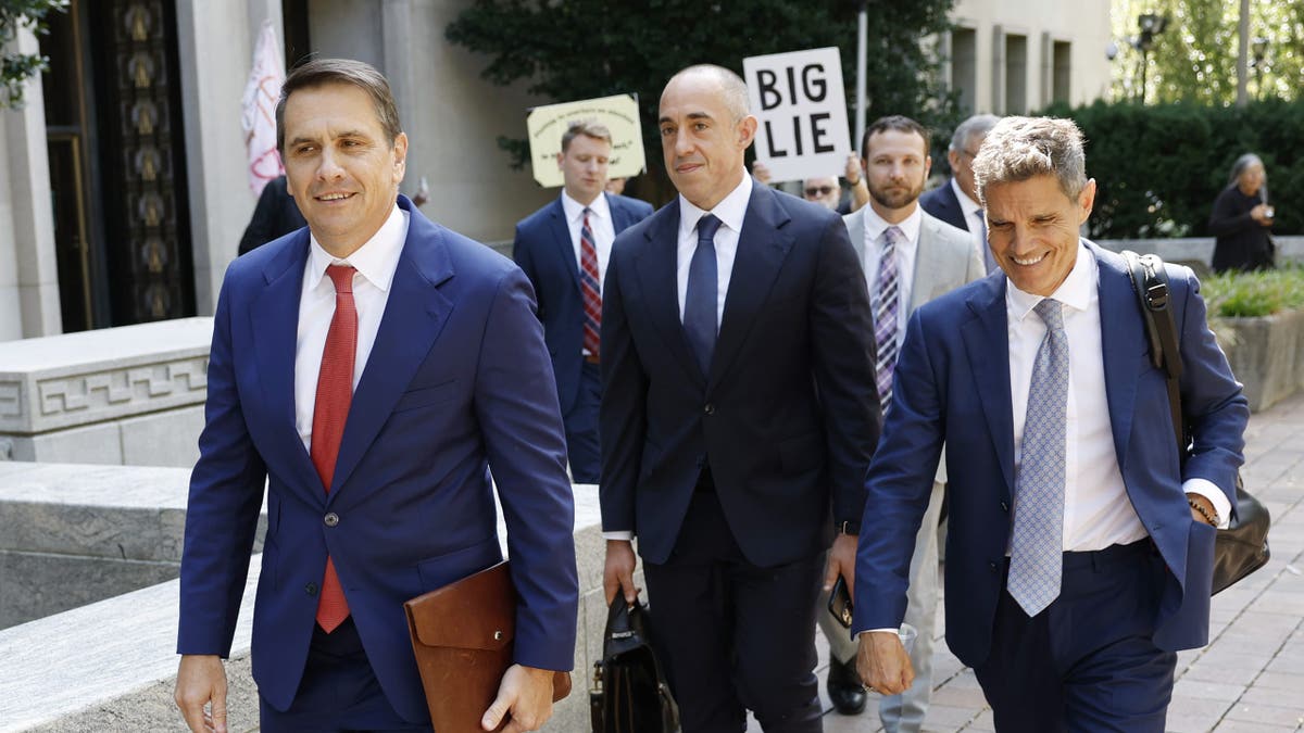 Trumpovi odvjetnici Todd Blanche, Emil Bove i John Lauro napuštaju savezni sud u DC -u nakon saslušanja o uplitanju izbora, nakon presude imuniteta Vrhovnog suda.