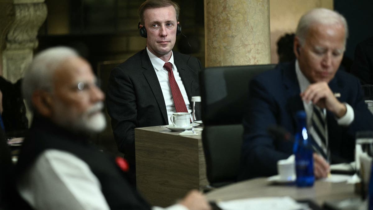 Jake američki savjetnik za nacionalnu sigurnost Jake Sullivan (C) gleda kako se američki predsjednik Joe Biden (R) sastaje s australijskim premijerom Anthonyjem Albaneseom, indijskim premijerom Narendra Modi (L) i japanskim premijerom Fumiom Kishidom tijekom četverostranog samita u Akademiji Archmere, Delaware, 21. rujna.