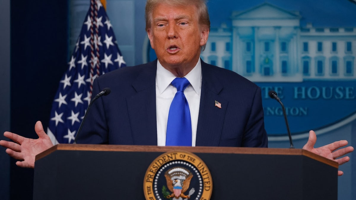 Američki predsjednik Donald Trump govori tijekom tiskovne konferencije u brifinškoj sobi James S. Brady u Bijeloj kući, 27. lipnja 2025. u Washingtonu, u Washingtonu, nakon presude Vrhovnog suda u SAD -u koja ograničava primjenu državljanstva. (Mehmet Eser / Slike na Bliskom Istoku putem AFP / Getty)