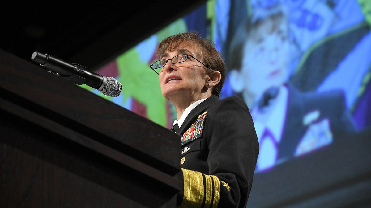 Vice Adm. Yvette Davids govori na događaju