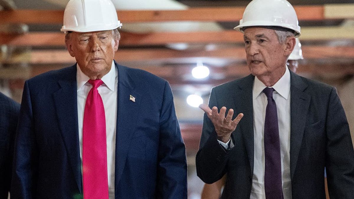 Predsjednik Donald Trump razgovara s predsjednikom Federalnih rezervi Jerome Powell (desno) dok posjećuje Federalne rezerve u Washingtonu, 24. srpnja 2025. godine.