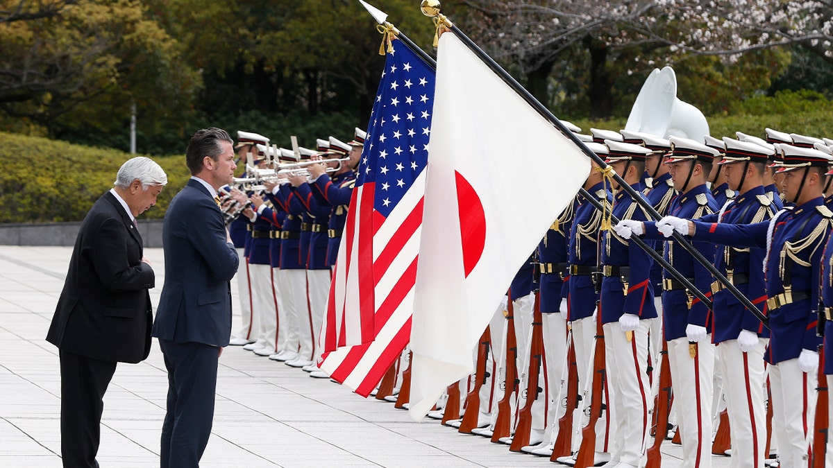 Američki ministar obrane Pete Hegseth i japanski ministar obrane Gen Nakatani pregledavaju počasnu stražu tijekom svečane ceremonije dobrodošlice u Tokiju 30. ožujka 2025. godine.