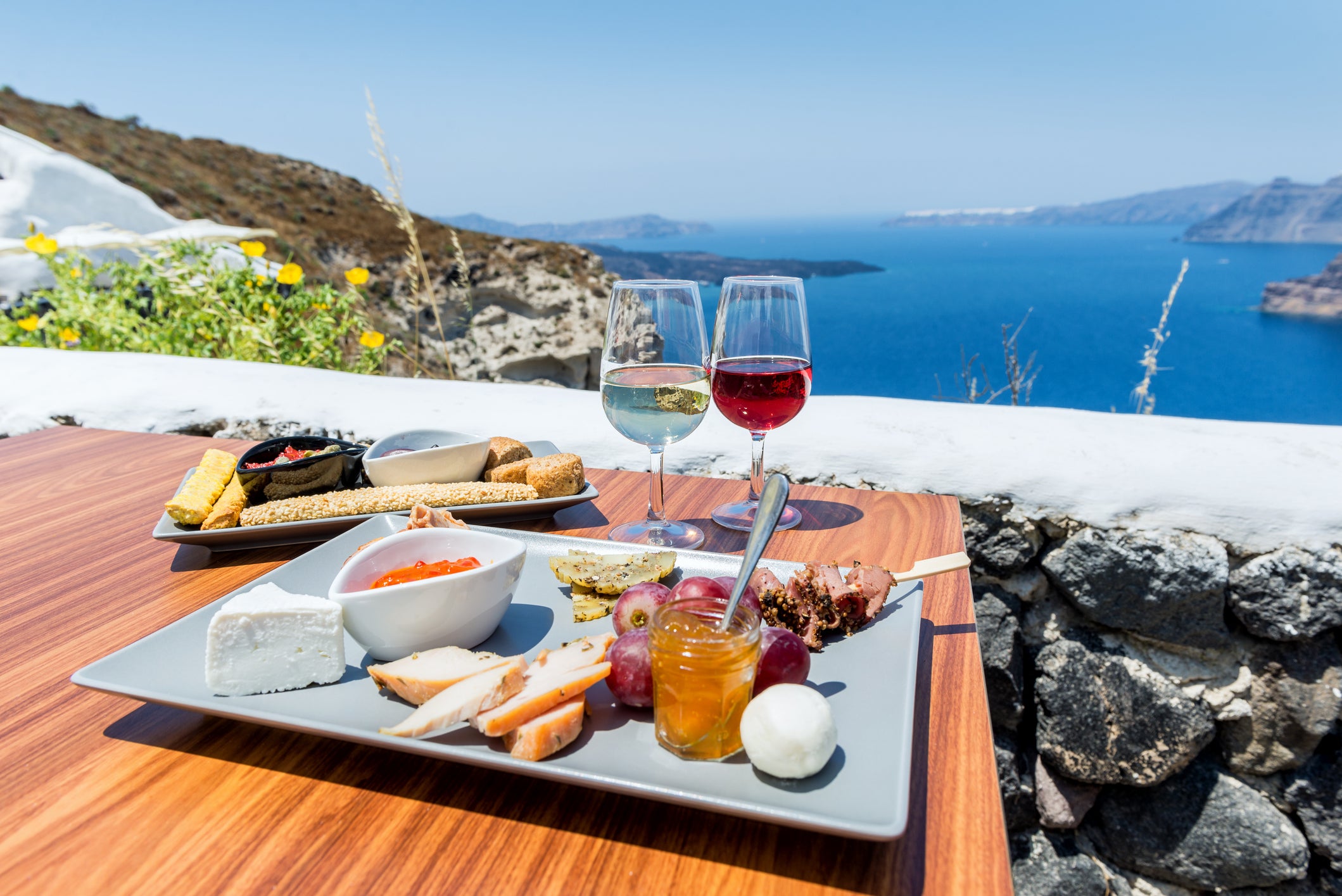 Putnici mogu uživati u degustaciji vina na lokalnim grčkim vinogradima za vrijeme krstarenja vinom Variety's Wine