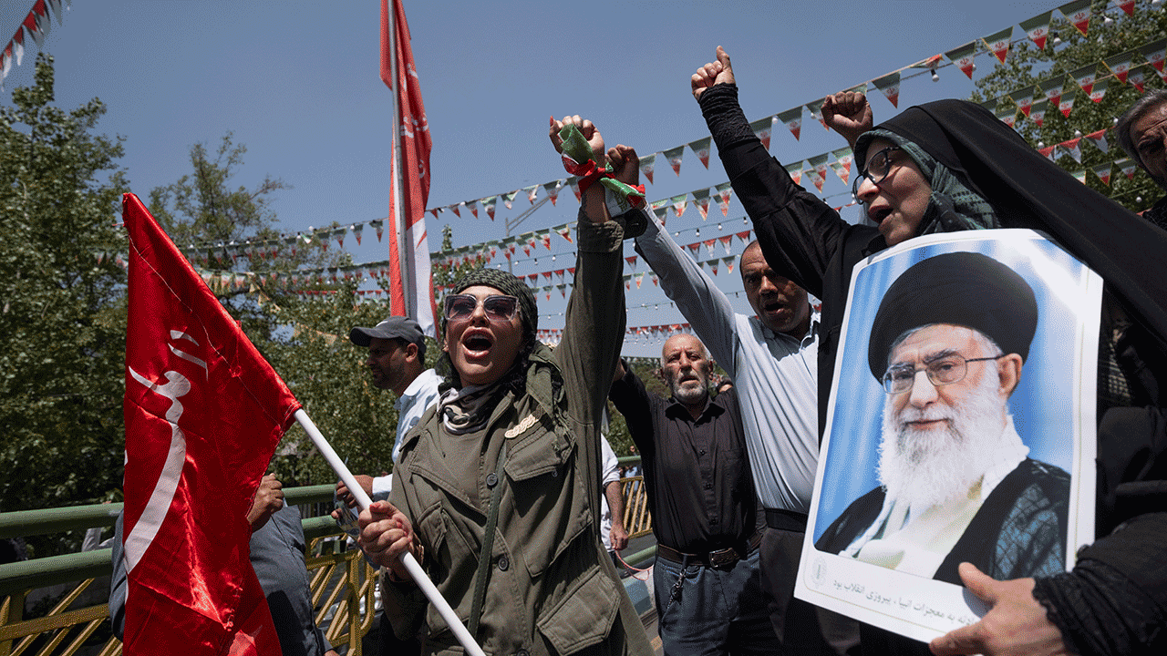Iranski demonstranti s plakatom vrhovnog vođe Ayatollah Ali Khamenei