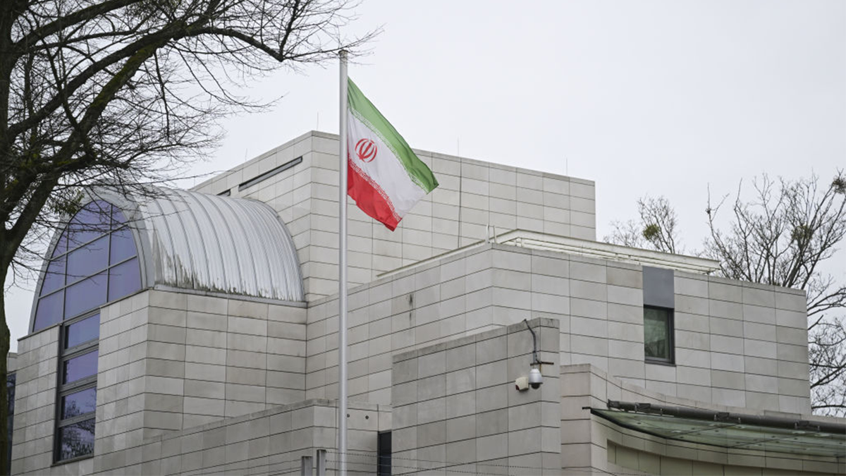 Iranska zastava leti ispred iranske ambasade u Berlinu.