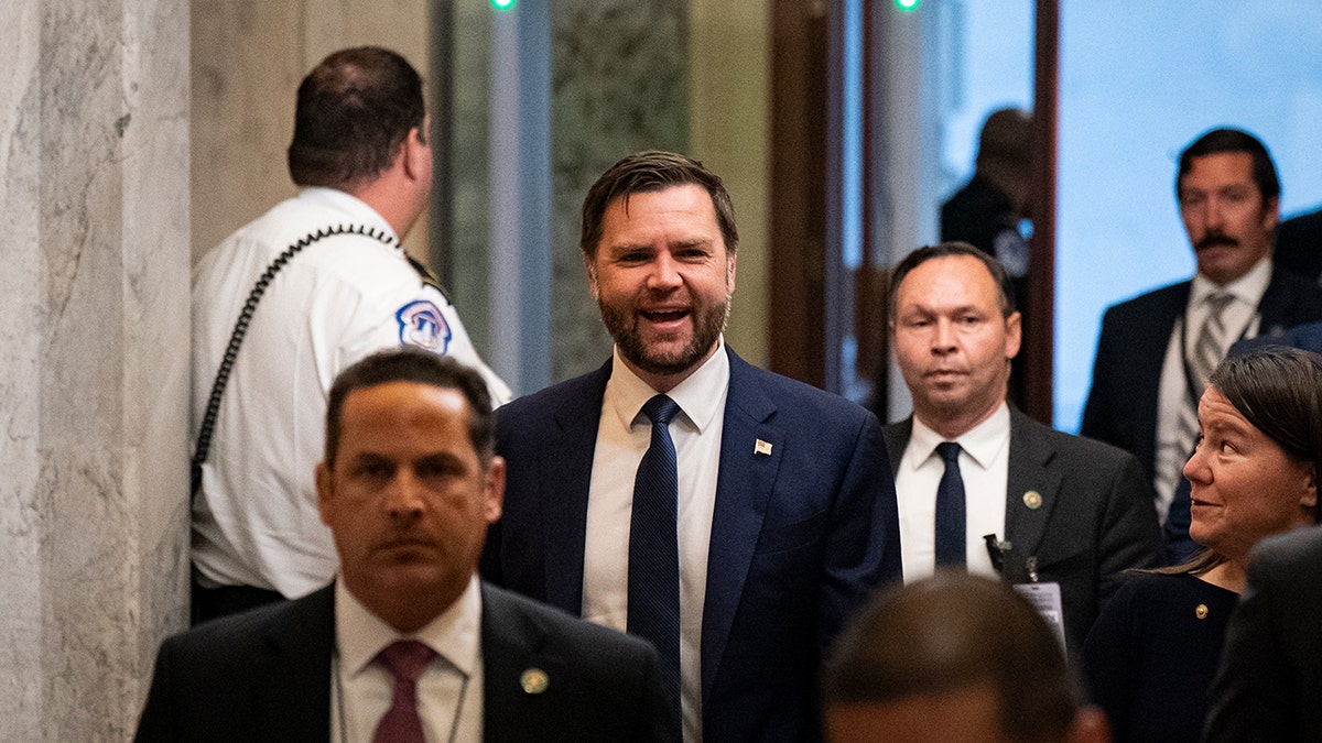 Vance u hodniku Senata tijekom velikog, lijepog glasa