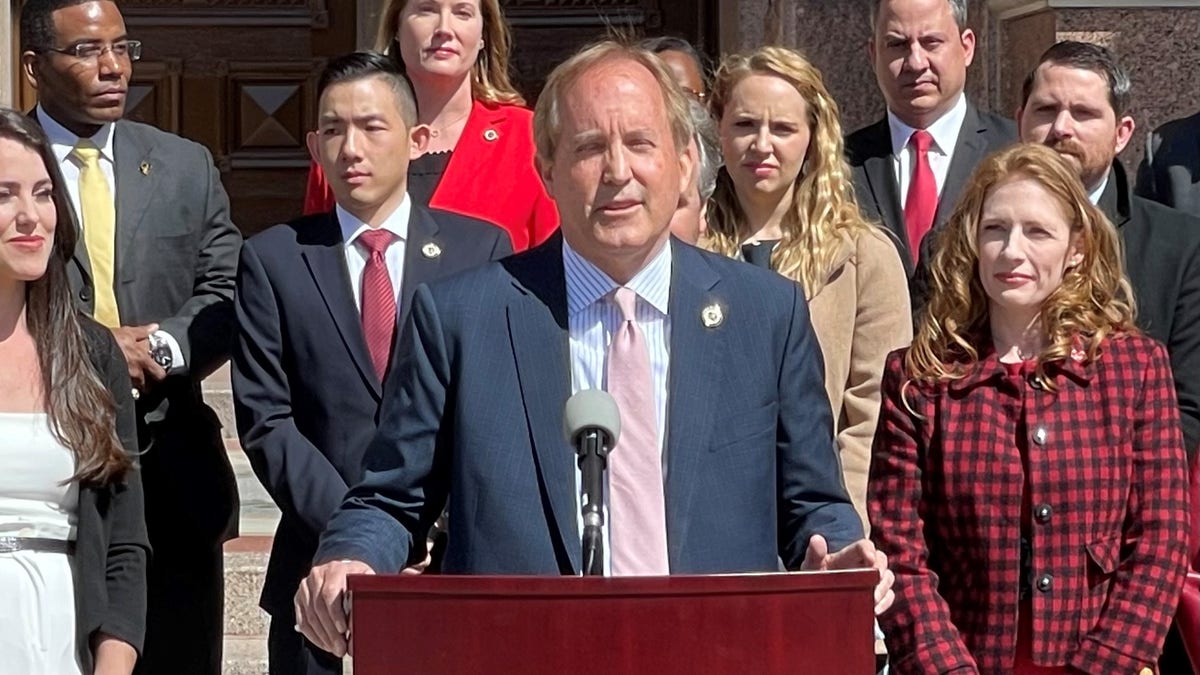 Teksaški državni odvjetnik Ken Paxton govori na događaju izvan Texas Statehousea, 28. veljače 2022. u Austinu u Teksasu.