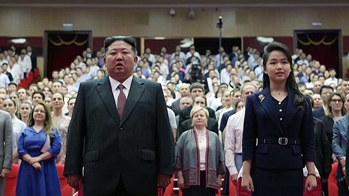 Kim Jong Un stoji tijekom događaja Rusije-Sjeverna Koreja u Pjongjangu