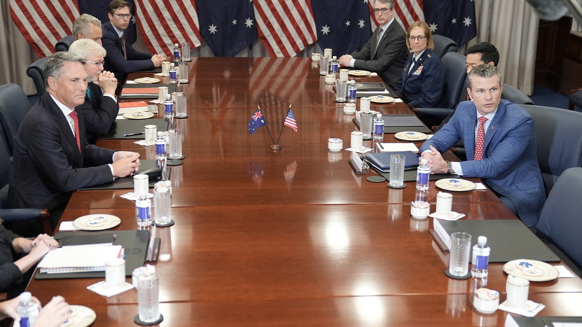 Američki ministar obrane Pete Hegseth sastaje se s australijskim zamjenikom premijera Richardom Marlesom u Pentagonu u veljači 2025. kako bi razgovarao o regionalnoj sigurnosti.
