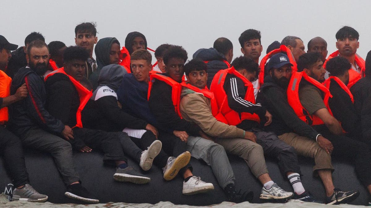 Čamac pun migranata