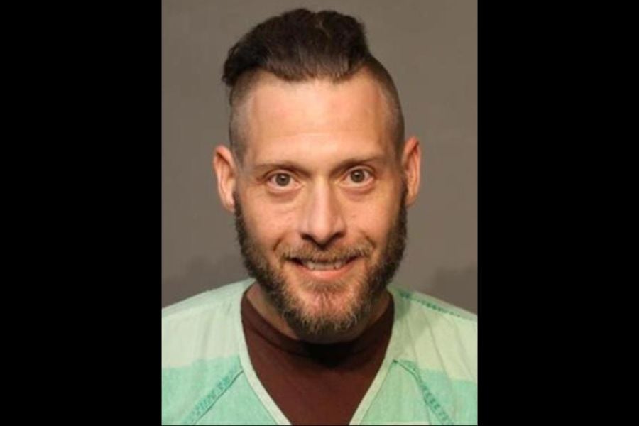 Osumnjičeni Michael James Valento (41) iz Des Moinesa, Iowa, uhićen je nakon što ga je policija nazvala osumnjičenom koji je napustio eksplozivne uređaje na golf terenu Iowa.