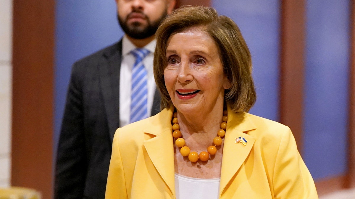 Rep. Nancy Pelosi nosi žutu jaknu