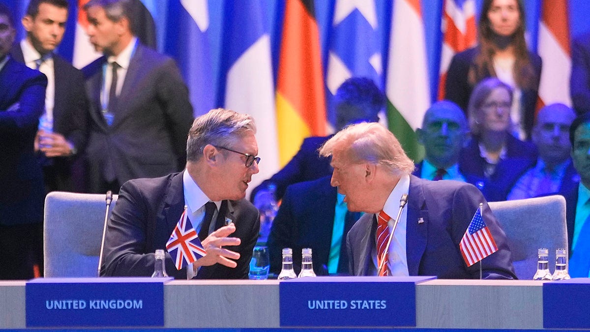 Predsjednik Donald Trump razgovara s britanskim premijerom Keirom Starmerom tijekom sastanka NATO -a u Haagu.