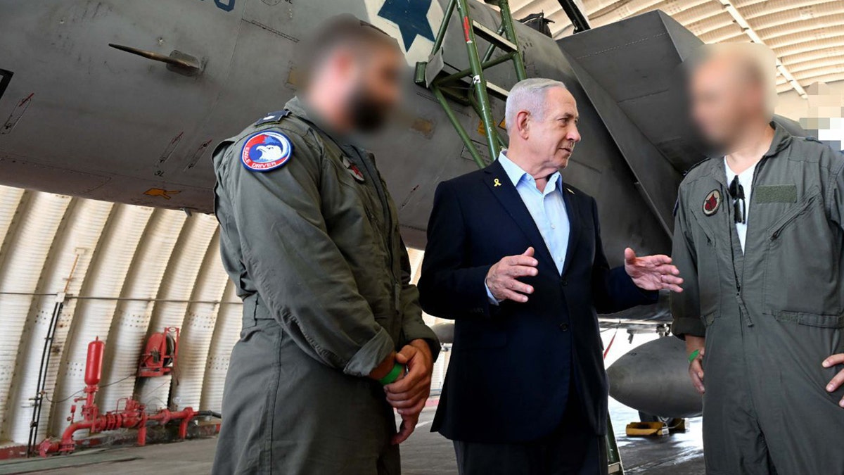 Bejamin Netanyahu u zračnoj bazi s članovima posade