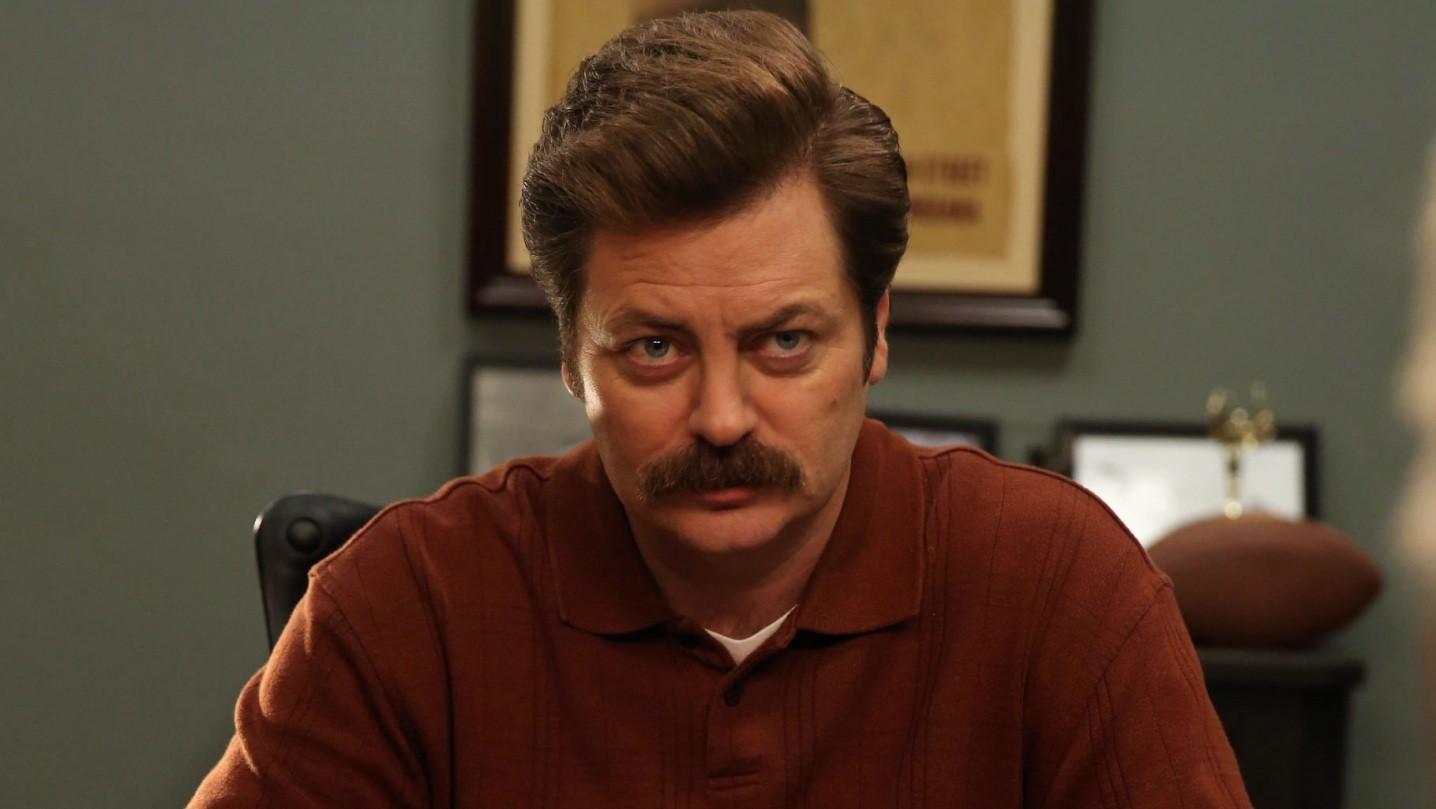 Posrednik, koji je glumio Gruff, Manly, brkao je Ron Swanson na izložbenim parkovima i rekreaciji. Često se na mreži sugerira da je lik možda bio Trumpov navijač