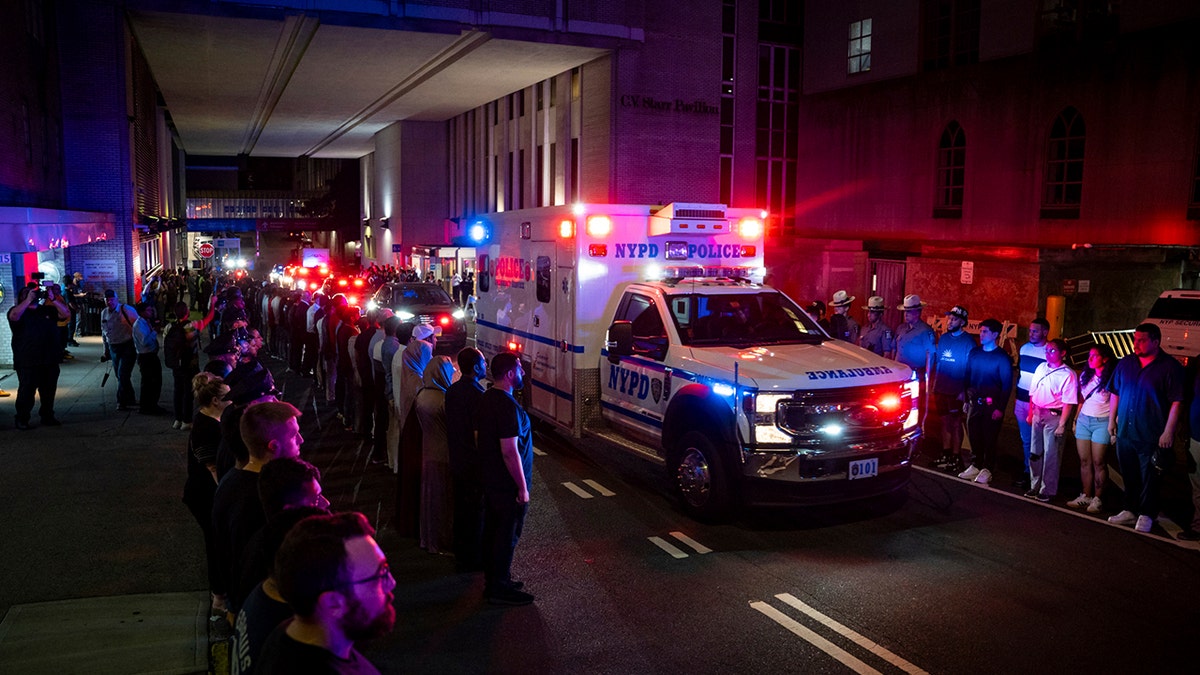 Hitna pomoć koja nosi pala časnik NYPD -a