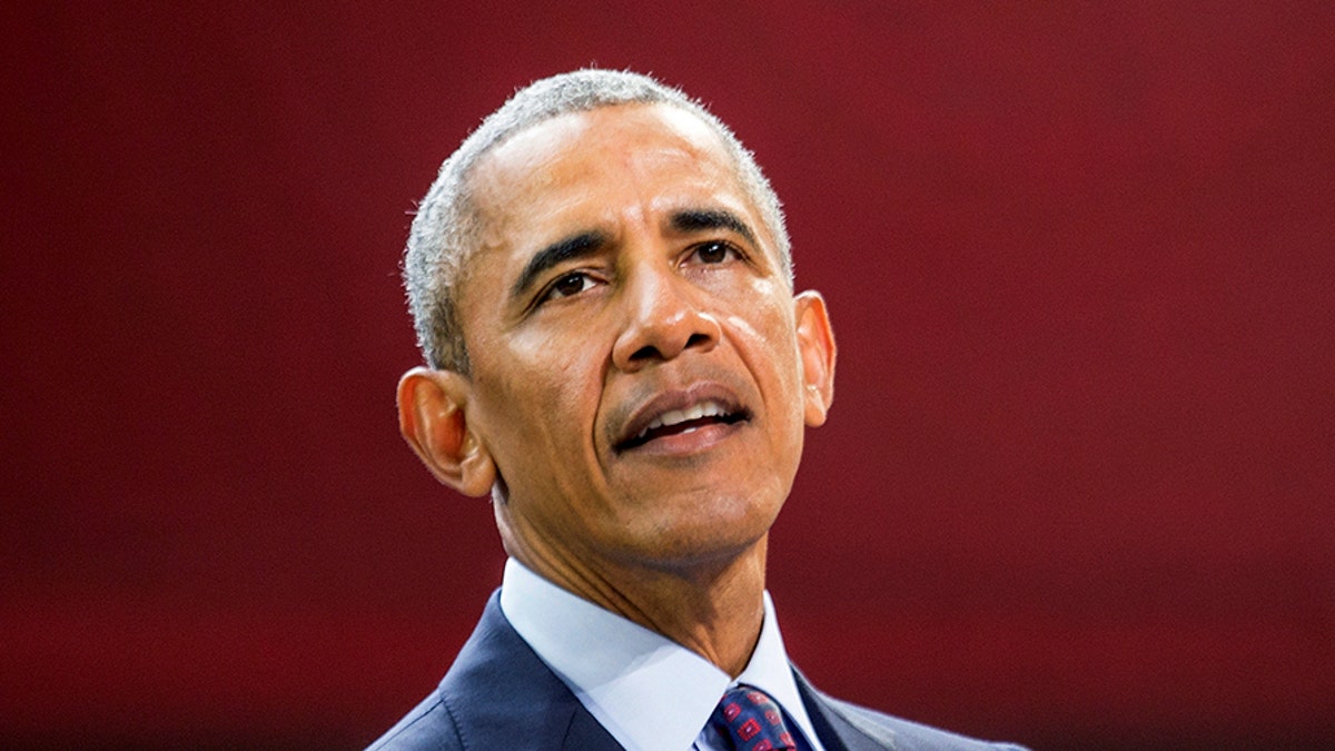Bivši predsjednik Barack Obama ispred crvene pozadine