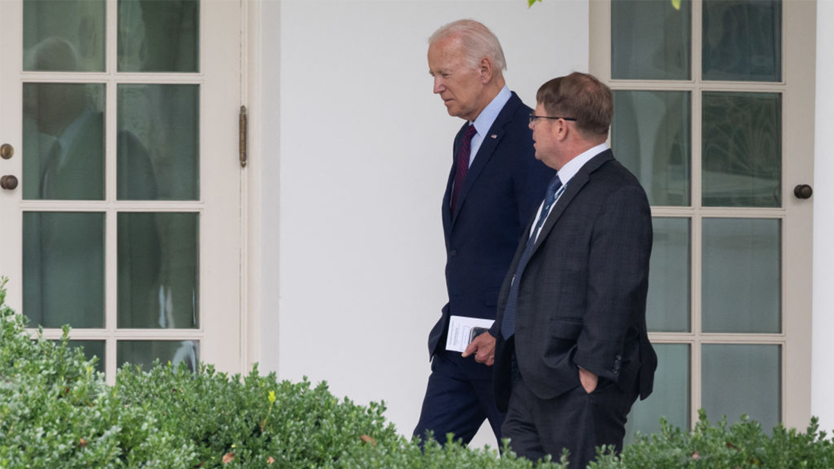 Predsjednik Joe Biden razgovara s liječnikom Bijele kuće Kevin O'Connor