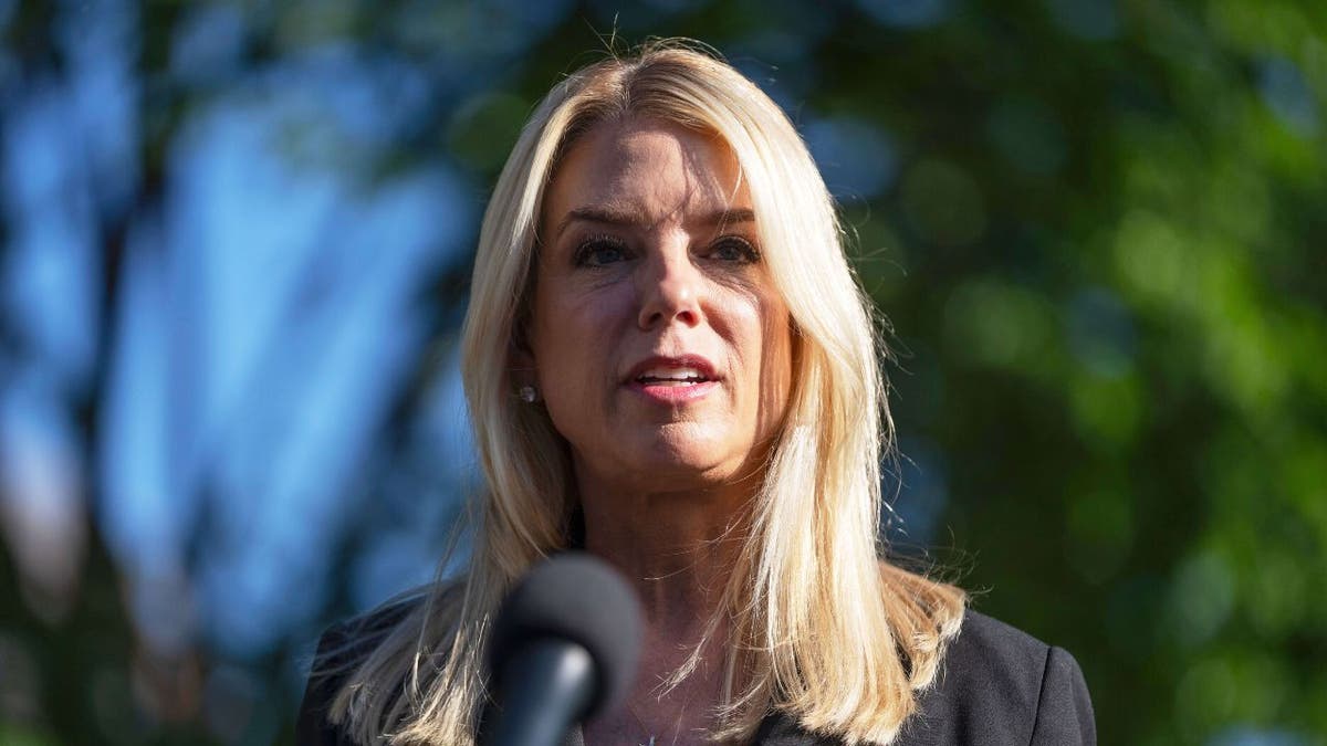 Glavni odvjetnik Pam Bondi razgovara s novinarima izvan Bijele kuće, srijeda, 7. svibnja 2025., u Washingtonu. (AP Photo/Mark Schiefelbein)