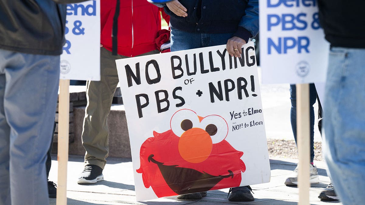 Ljudi sudjeluju u skupu kako bi pozvali Kongres kako bi zaštitili financiranje javnih emitera izvan sjedišta NPR -a u Washingtonu, DC.