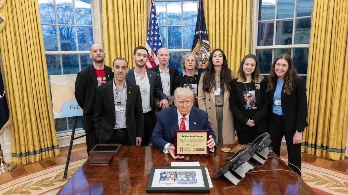 Predsjednik Donald Trump sastaje se s nekoliko talaca oslobođenih od Hamasa 7. ožujka.