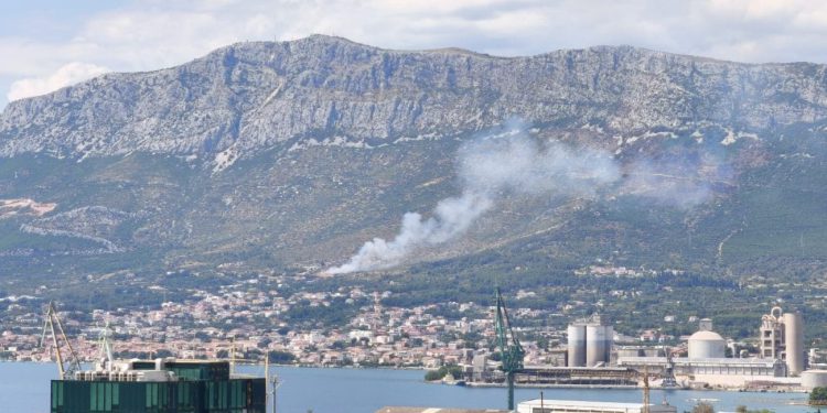 Buknuo je požar u Kaštelima