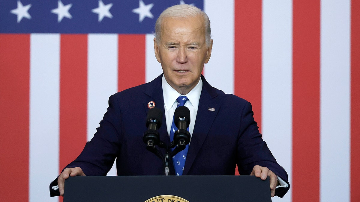 Predsjednik Joe Biden stoji ispred pozadine američke zastave