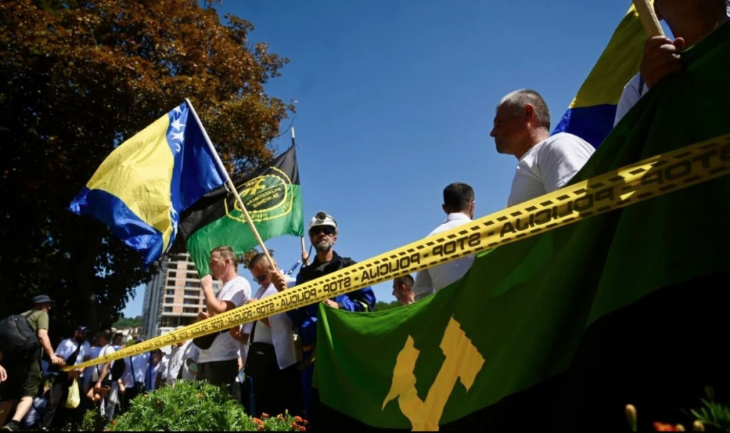Prosvjed rudara pred zgradom Federacije BiH 