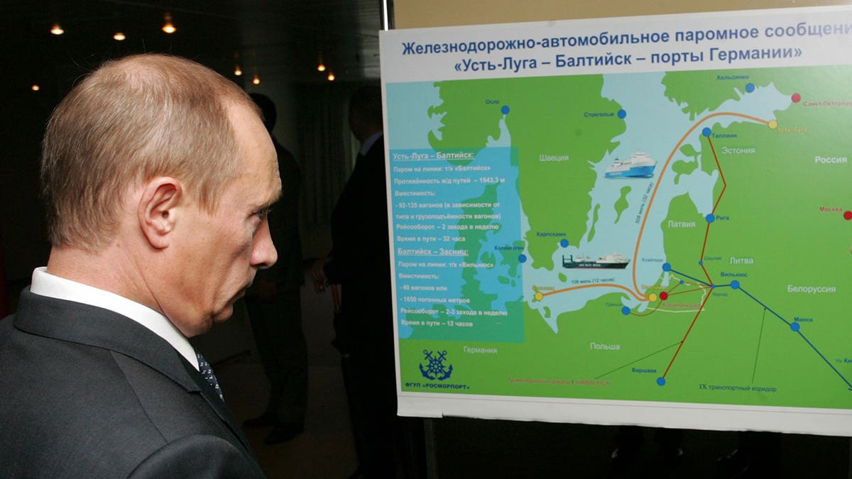 Putin gleda na kartu KaliningRada.