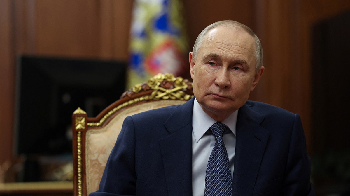 Putin tijekom sastanka s vođom banke u Moskvi