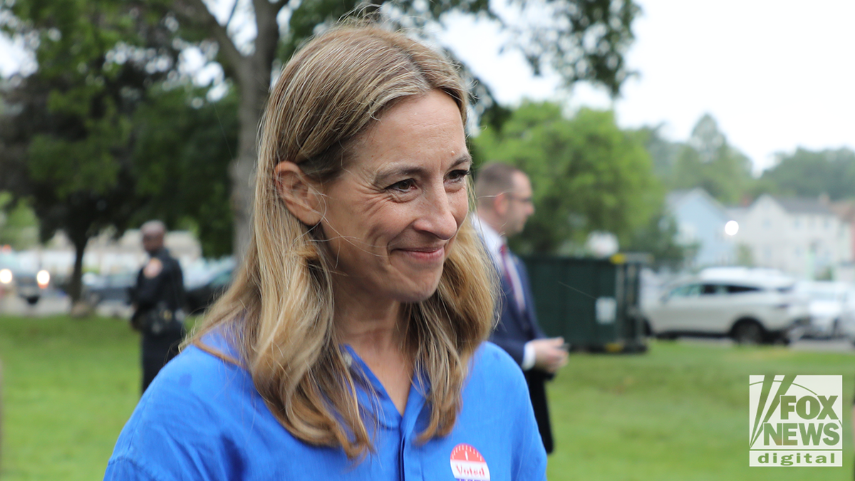 Veleposlanik Mikie Sherrill Closeup pucao na otvorenom