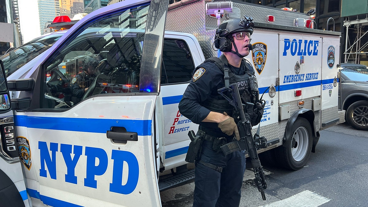 Pucanje u NYC -u, policajac s puškom