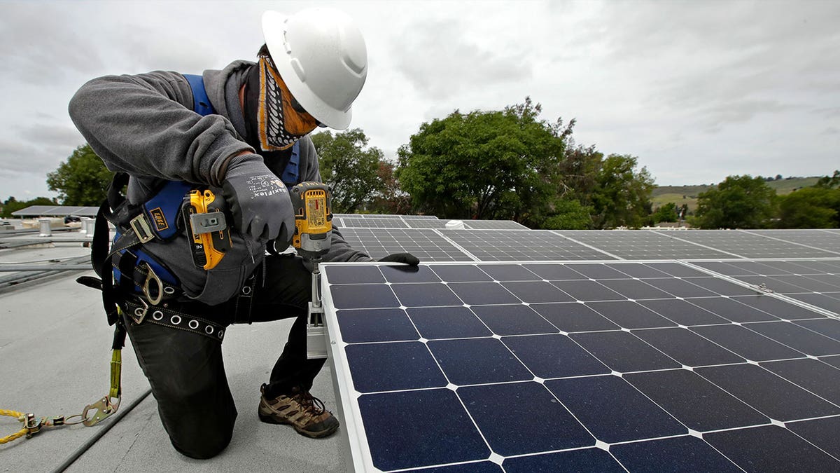 Čovjek instalira solarne ploče