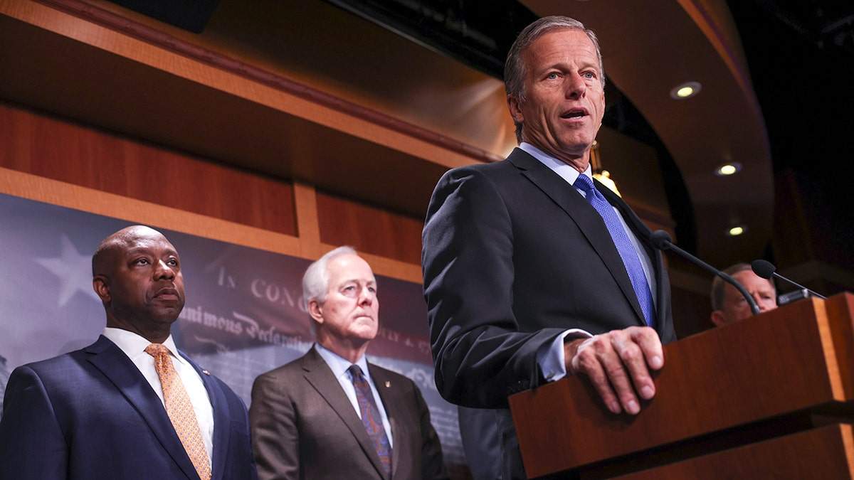 Sens. John Thune, John Cornyn i Tim Scott 2021. godine