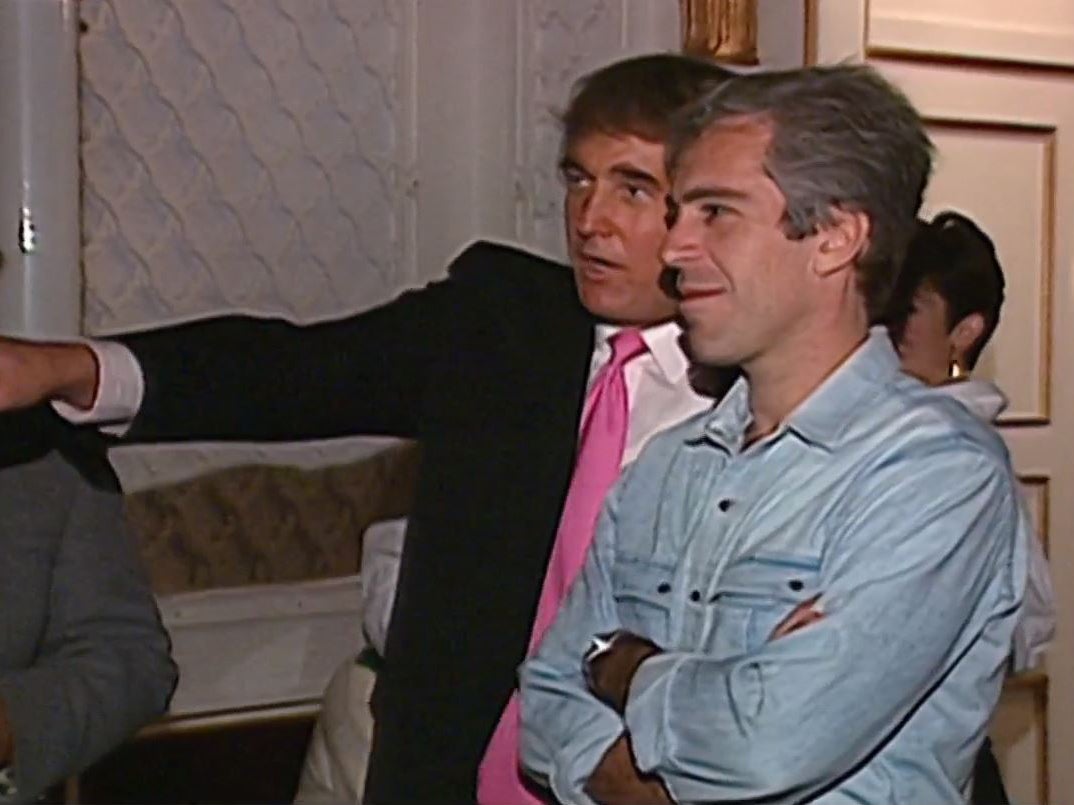 Trumpova administracija suočila se s olujom povratnog udara ovog tjedna nakon što je domov DOJ -a otkrio da pokojni seksualni prijestupnik (na slici Trumpu) nije imao tajne liste klijenata.