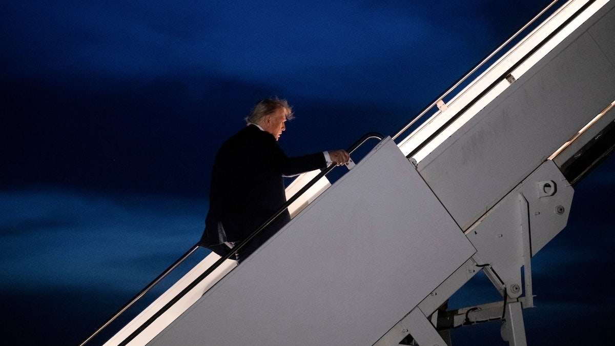 Američki predsjednik Donald Trump odlazi u zrakoplovnu snagu na međunarodnoj zračnoj luci Calgary u Alberti u Kanadi, 16. lipnja 2025. godine, nakon što je prisustvovao sastanku Grupe sa sedam (G7). Američki predsjednik Donald Trump napustio je samit G7 u Kanadi rano 16. lipnja, krećući se natrag u Bijelu kuću dok su Izrael i Iran trgovali raketnom vatrom peti dan.