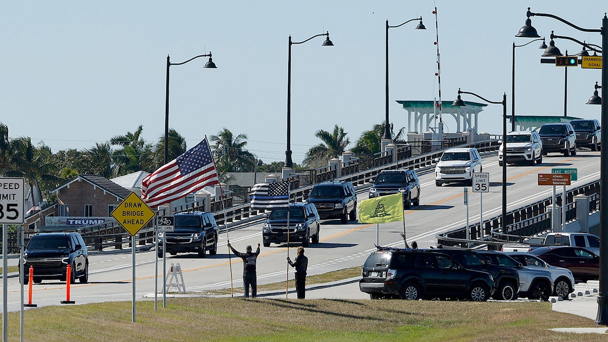 Motocikl izabranog predsjednika Donalda Trumpa prolazi duž južnog bulevara dok se vraća u Trumpov klub Mar-a-Lago.