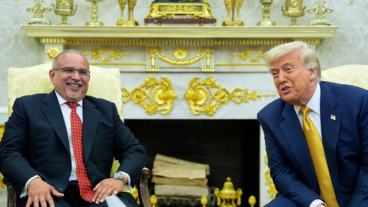 Trump se nasmije s Bahrein Prown Princeom u Ovalnom uredu