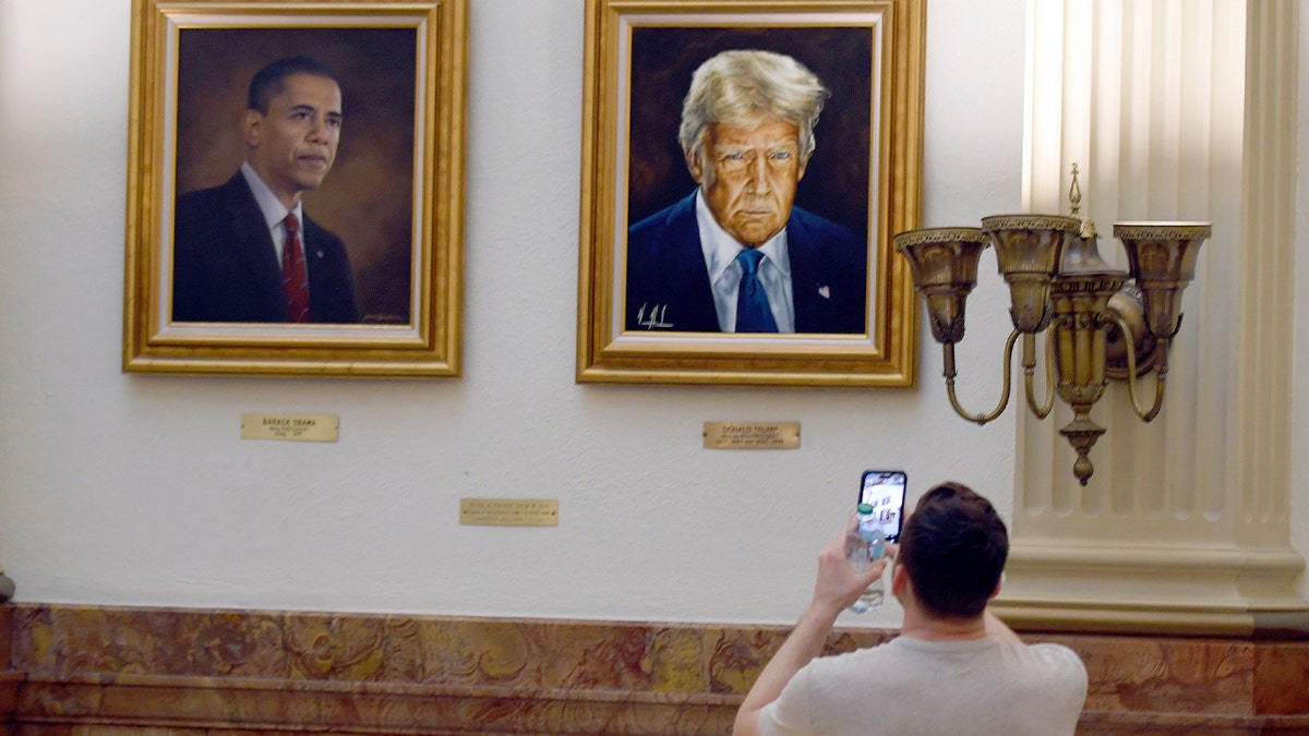 Posjetitelj fotografira novi portret Donalda Trumpa