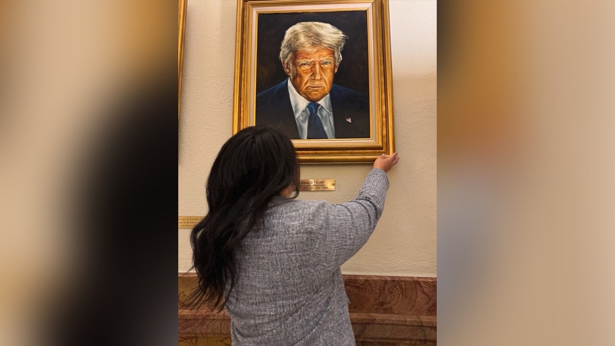 Žena visi novi Trumpov portret predsjednika izgleda ozbiljno