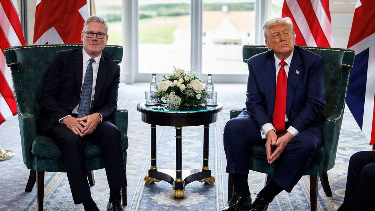 Trump sjedi sa Starmerom u Škotskoj.