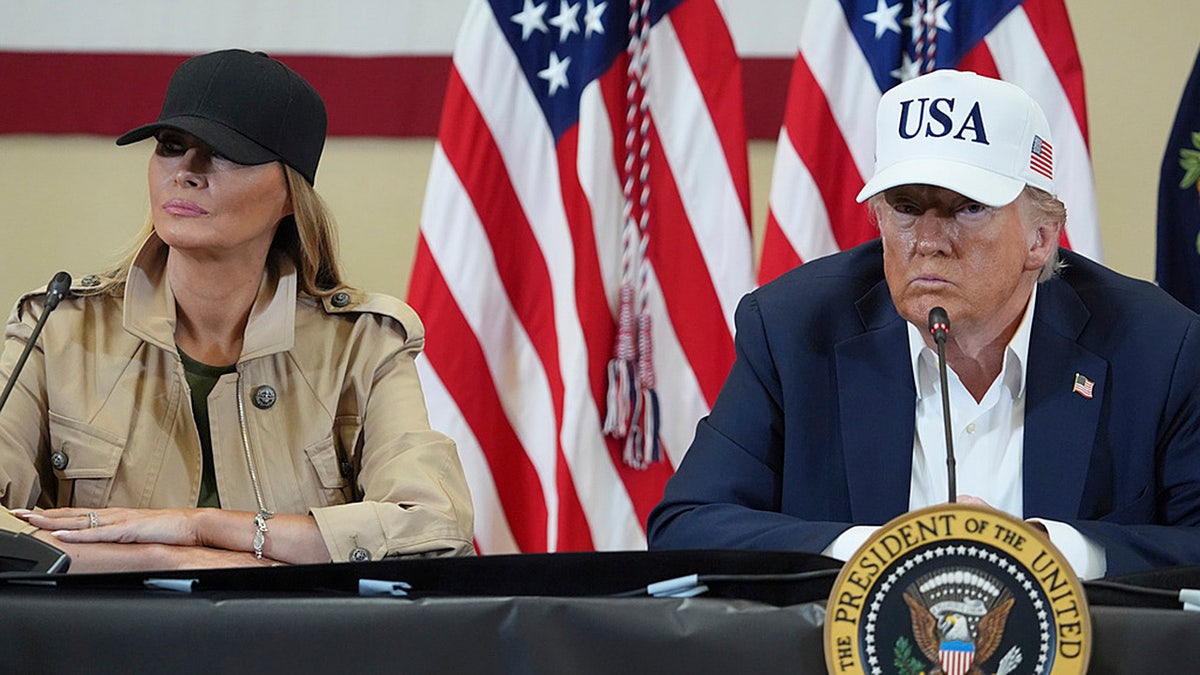 Predsjednik Donald Trump i prva dama Melania Trump slušaju tijekom okruglog stola s prvim odgovorima i lokalnim dužnosnicima u Hill Country Event Centru u Kerrvilleu u Teksasu, u petak, uslijed razornih poplava.