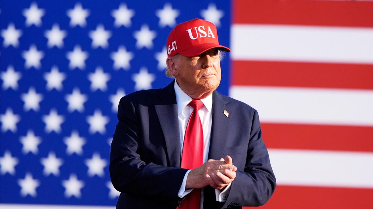 Trump ispred američke zastave